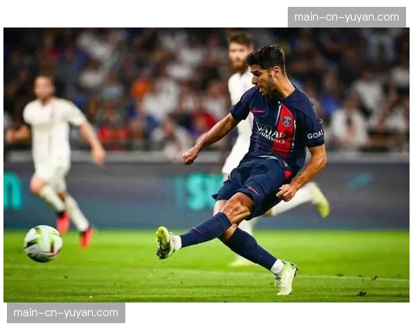特写镜头：巴黎球星阿森西奥精妙直塞助攻，体现个人高效决策